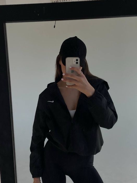 Базова жіноча вітровка Nike однотонна з капюшоном