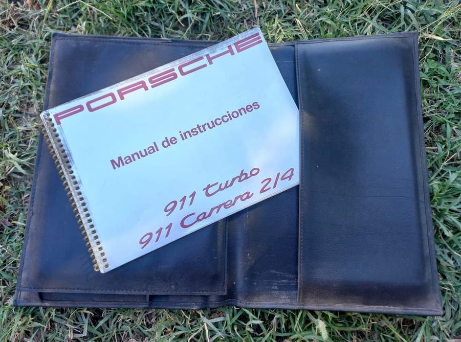Capa com manuais originais da Porsche 
Ma