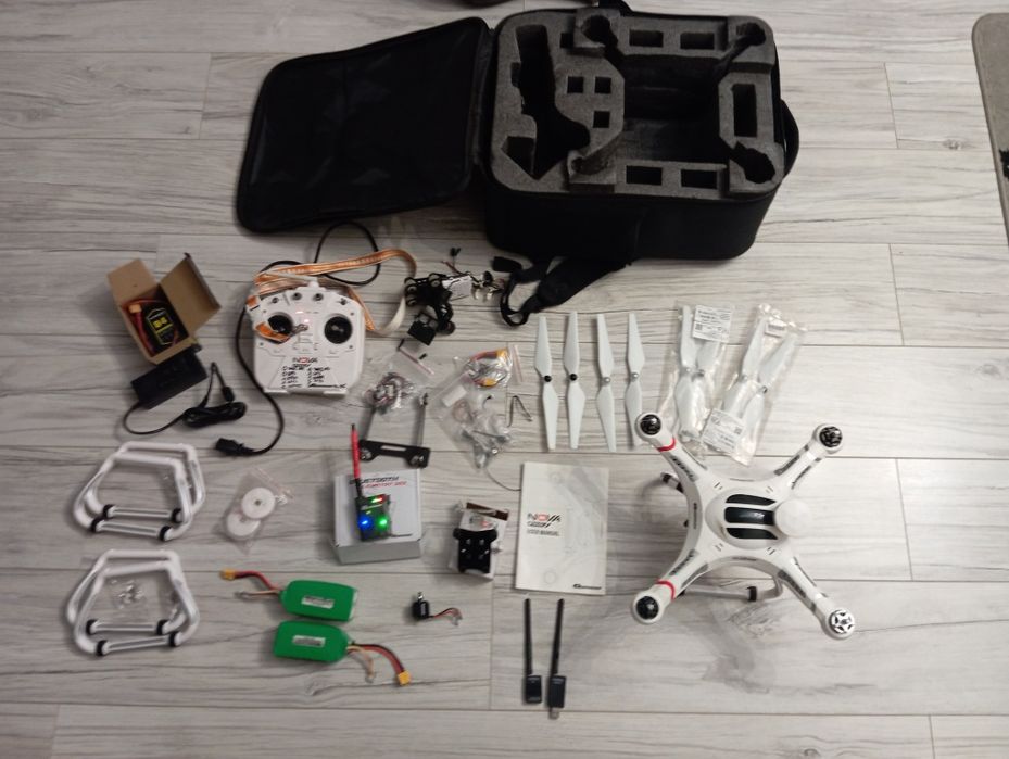 Dron Quanum Nova Pro model RC wirnikowca
