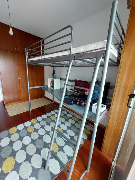 Cama elevada em metal com mesa