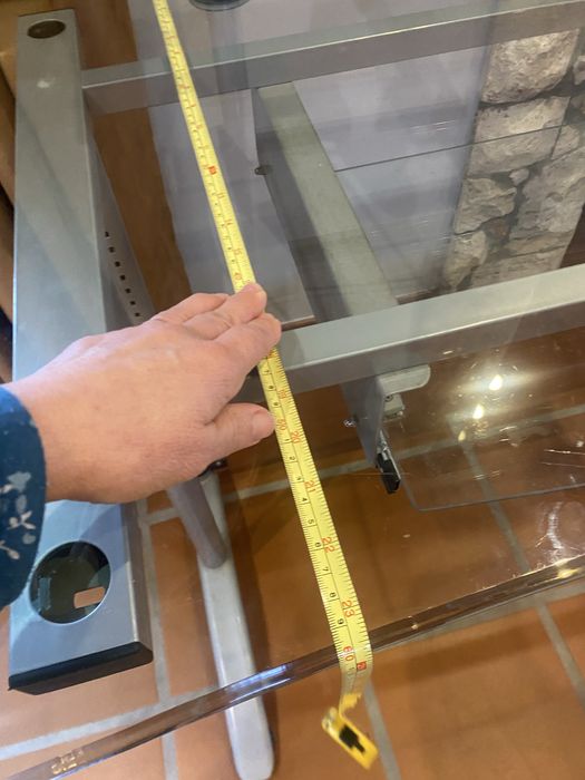 Secretária ajustável em altura, em metal e vidro muito resistente