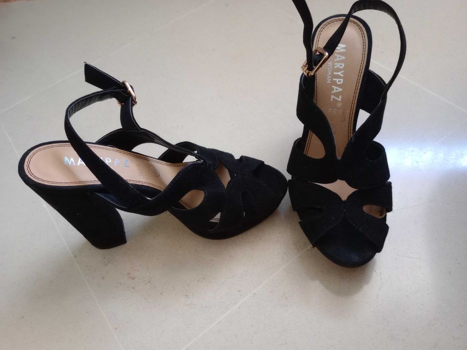 Sandálias em camurça pretas, número 35, usadas apenas uma vez.