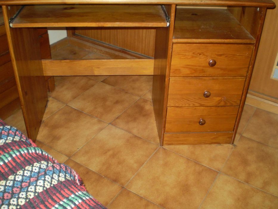 Secretaria em madeira. Nao e muito comprida