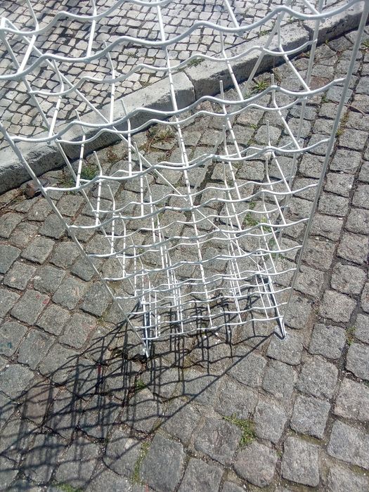 Garrafeira pintura nova. Ferro .