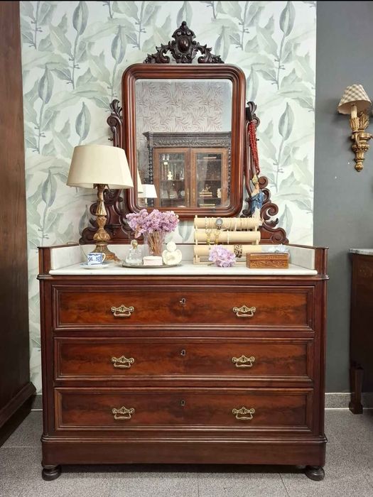 Cómoda Romântica. Oferecemos a entrega na zona de Lisboa.