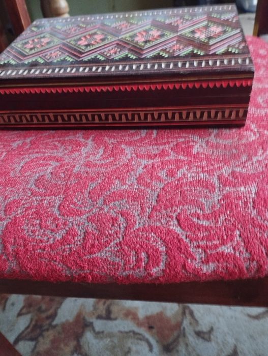 В продажі інкрустовані шкатулки