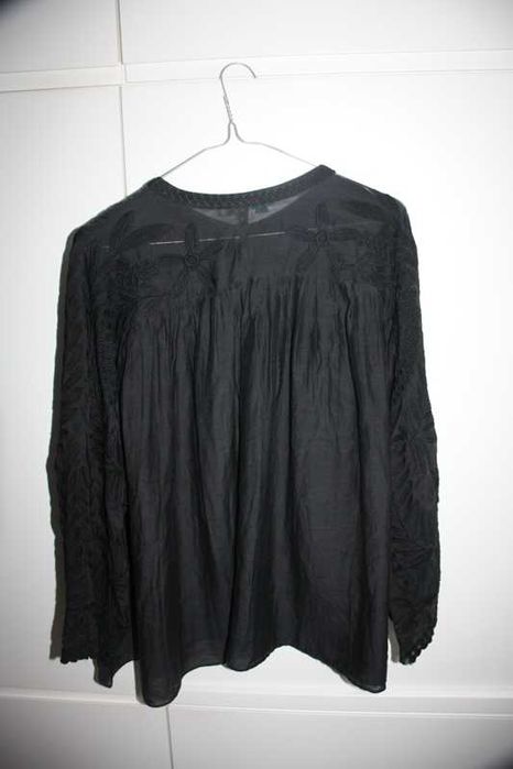 Blusa preta com desenhos bordados ALPHAMOMENT tamanho L