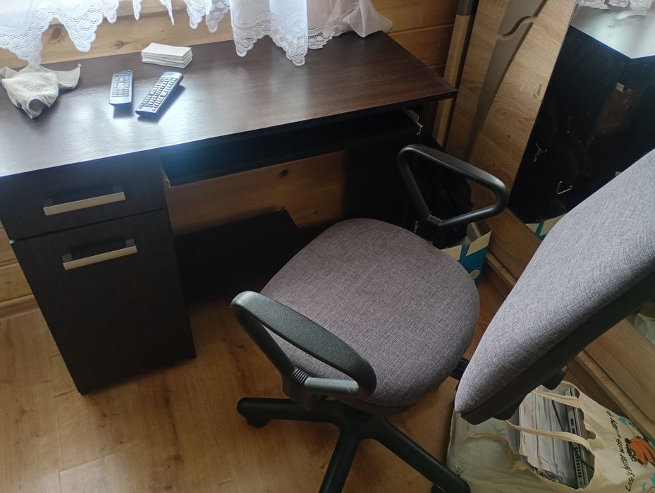 Biurko z krzesłem pod komputer