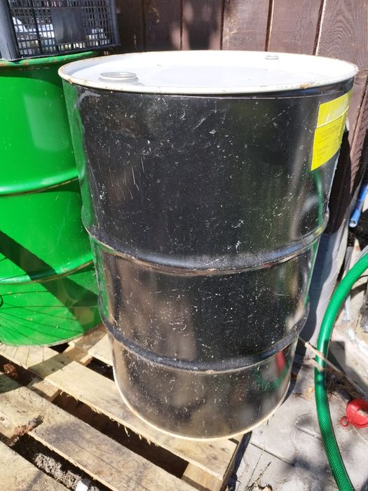Beczka metalowa 200l z dwoma korkami