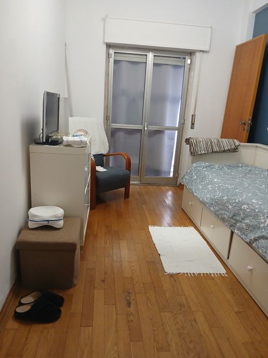 Alugo quarto individual mobiliado Bobadela