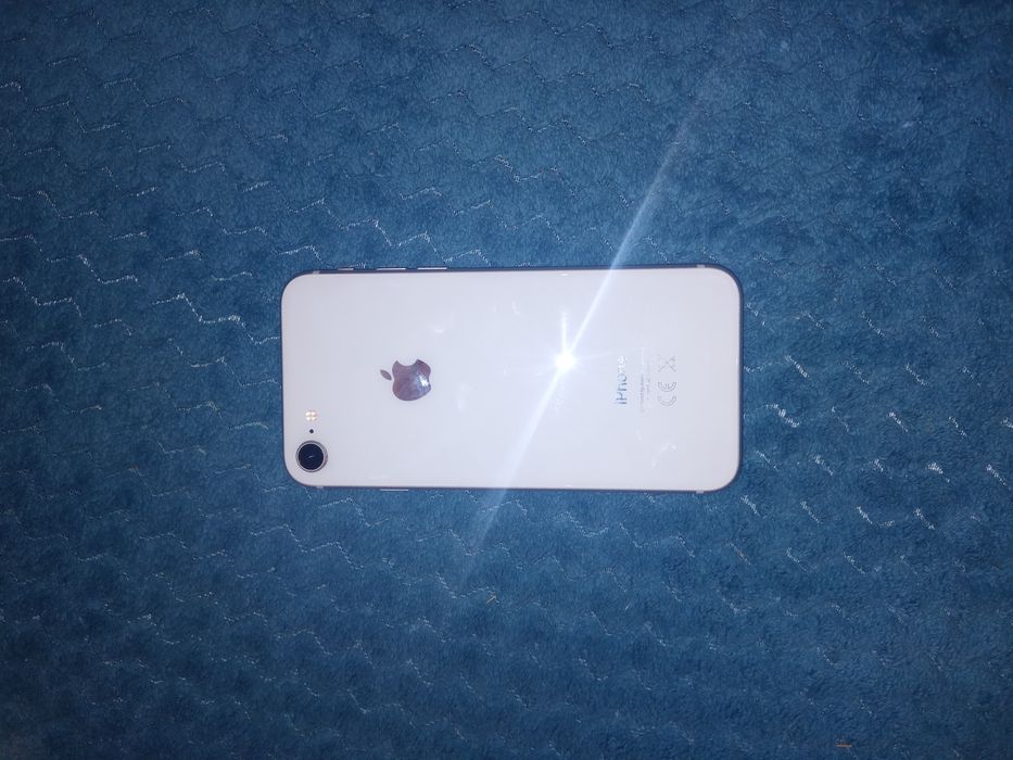 Продам телефон iPhone 8