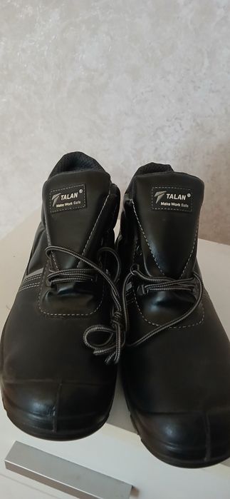 Продам робочу обувь