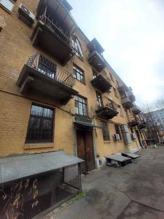 Продам 2к Подільський р-н вул Межигірська буд 37