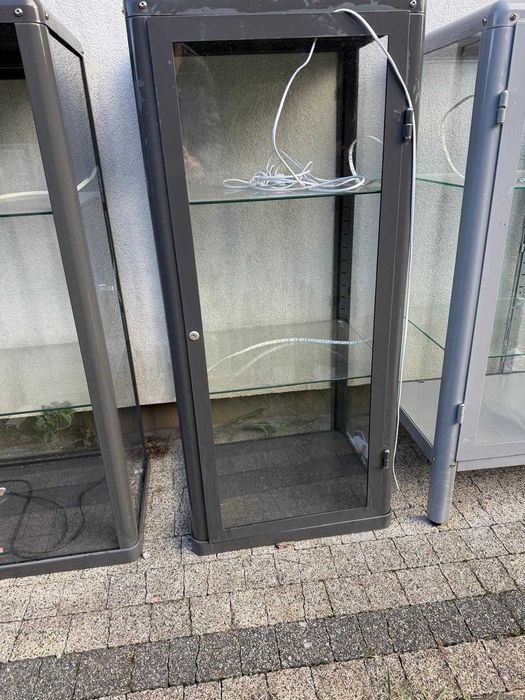 Szafka metalowa ze szklanymi ściankami i półkami - likwidacja sklepu!