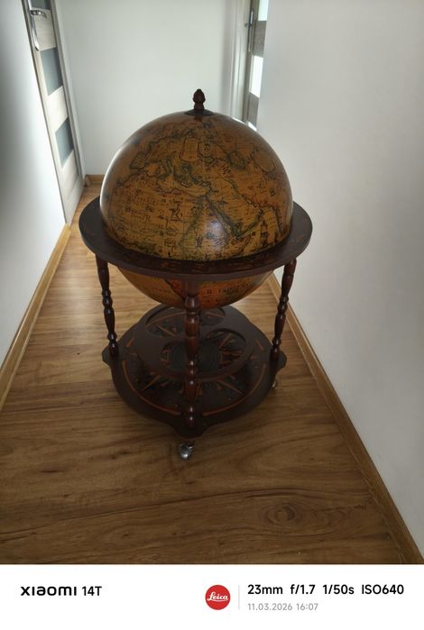 Bardzo ładny Barek Globus