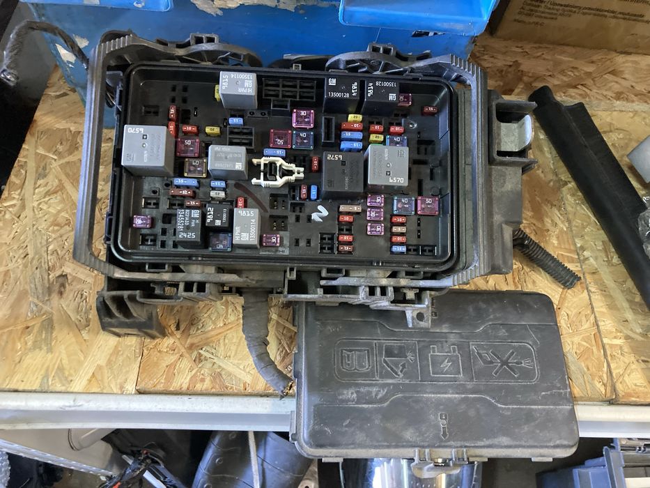 Opel insignia b skrzynka bezpieczników przekazniki