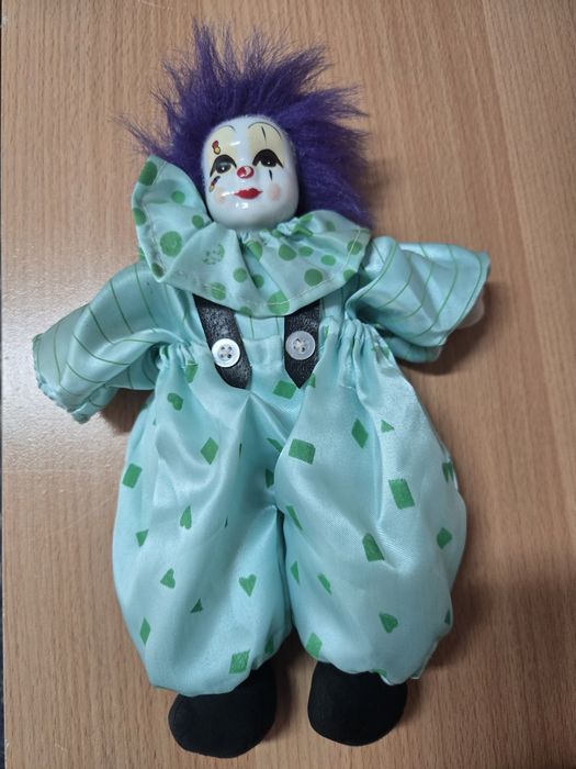 Boneco de palhaço com rosto de porcelana