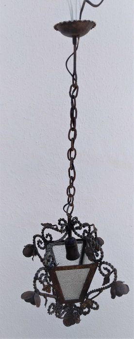 Antigo candeeiro de teto em fero forjado