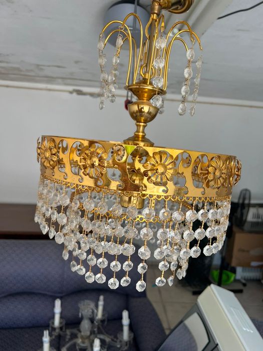 Lustre dourado de teto