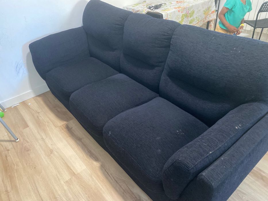 Sofá preto - bastante confortável, precisa apenas de ser limpo - por 40€