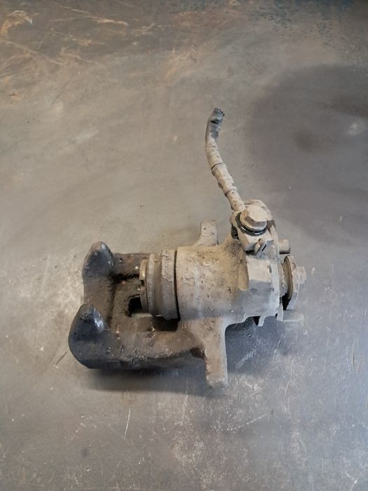 Zacisk hamulcowy tył tylny prawy pasażera Volkswagen Passat B5 rok1999
