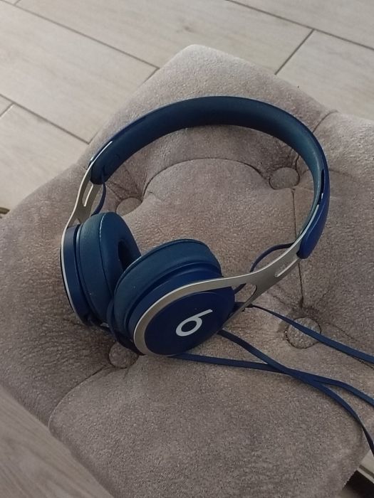 Дротові накладні навушники Beats EP синього кольору.