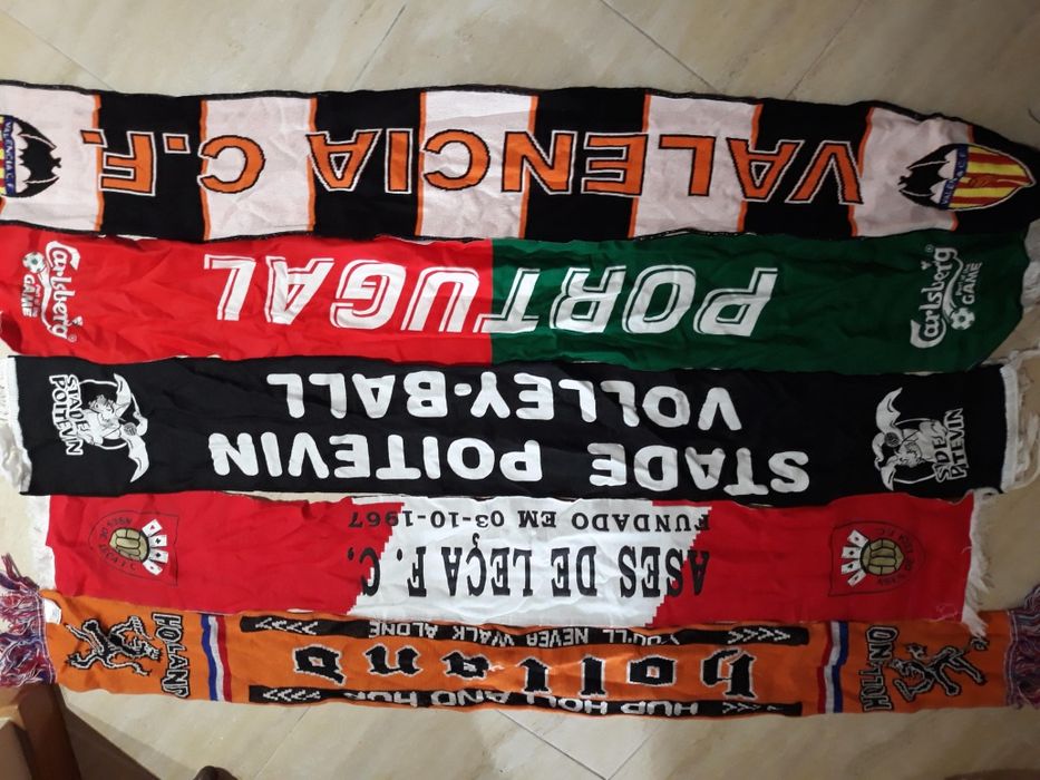 Varios cachecóis a varios preços