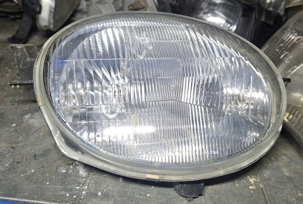 Toyota Corolla E11 przednia prawa lampa