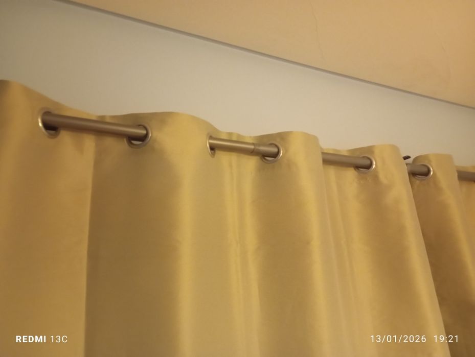 Cortinas beges com ilhós