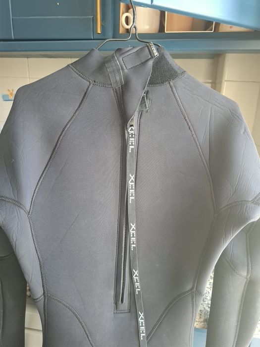 Fato surf Xcel tamanho M 4/3