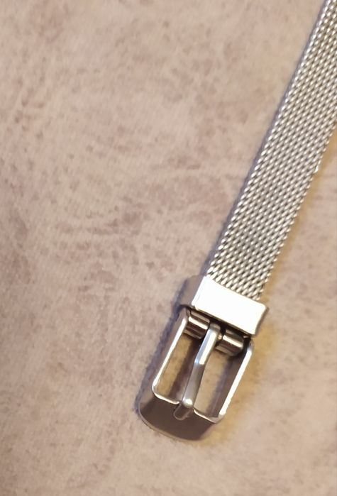 Damski zegarek z bransoletką.