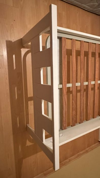 Cama solteiro em madeira maciça+ colchão+ armário com gavetas