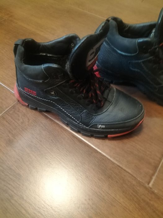 Продам зимние кроссовки на мальчика