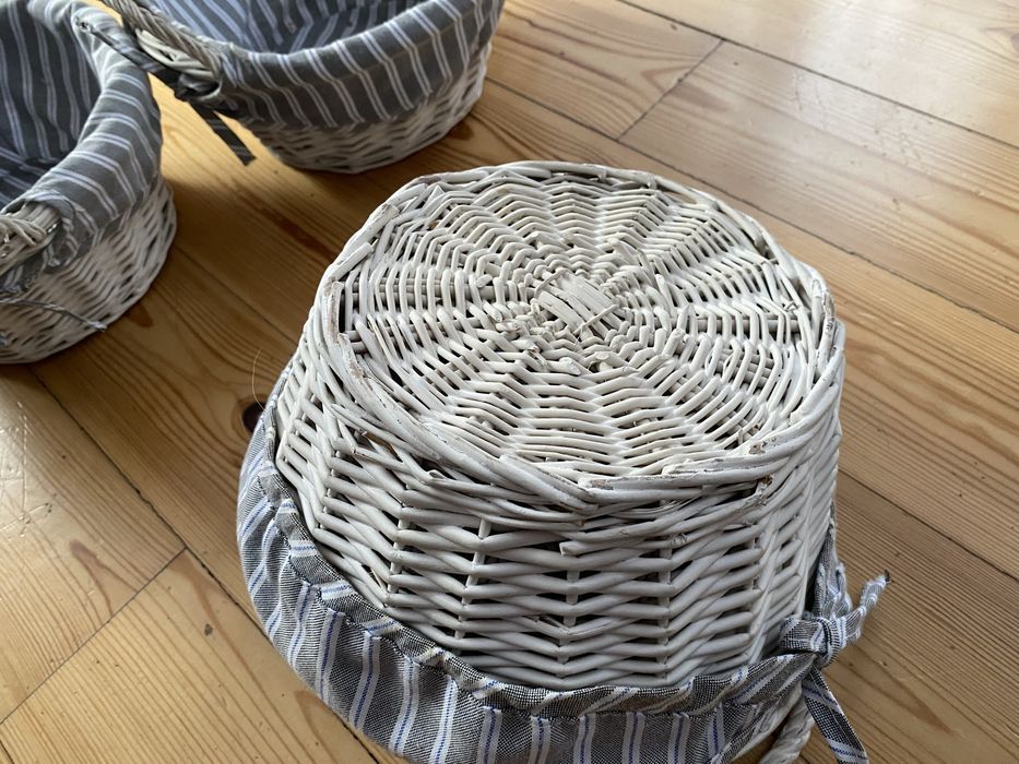 Trzy wiklinowe koszyki