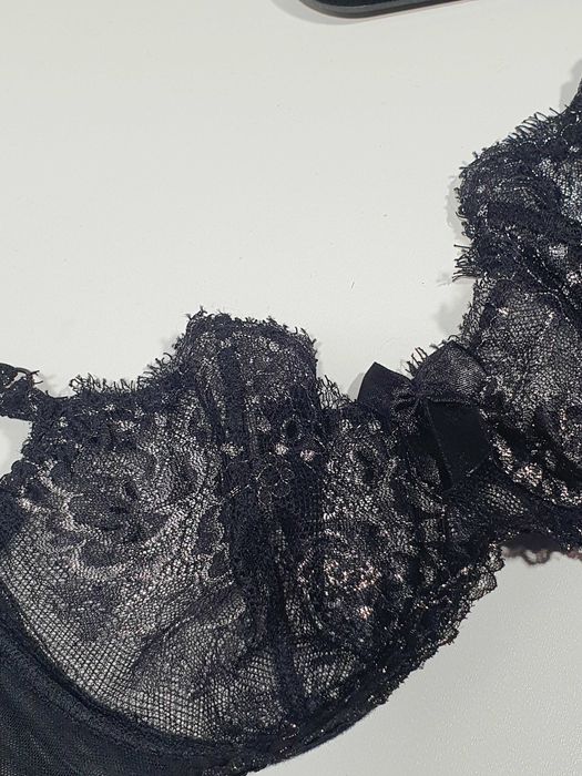 Czarny biustonosze ze srebrnym połyskującym wzorem r. 70c