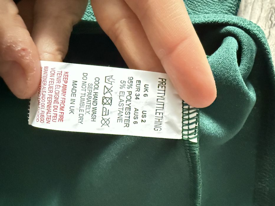 Сукня приталена