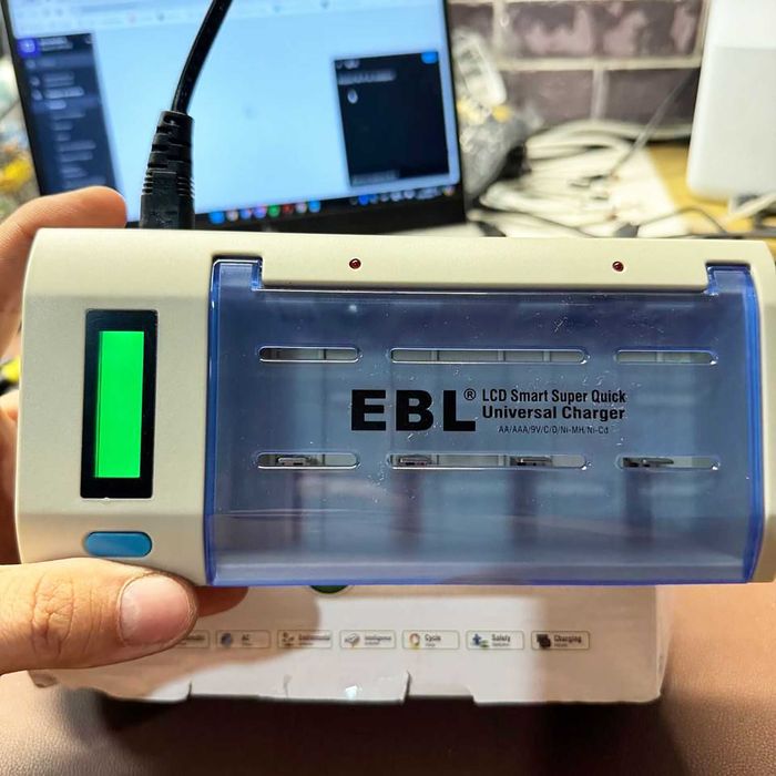 Розумний зарядний пристрій EBL 906, сток, як нова