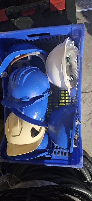 8 capacetes obras