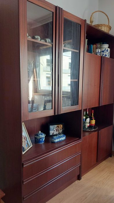 2 moveis de sala: vitrine e estante