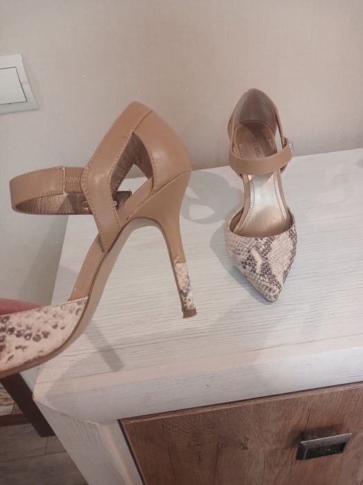 Продаю елегантні босоніжки-лодочки