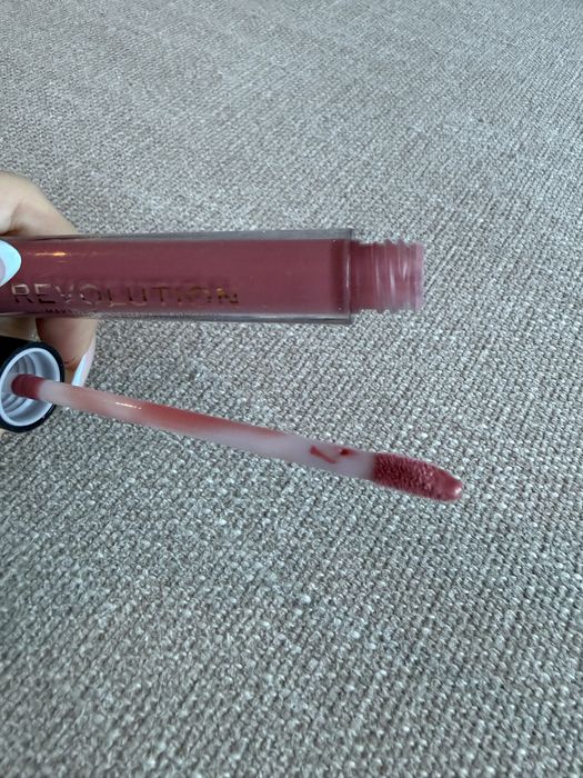 Makeup Revolution Lip Gloss - różowy błyszczyk do ust