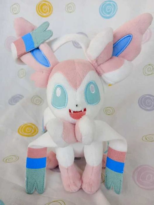 pokémon peluche do pokémon sylveon da marca tomy