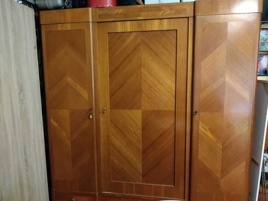 Stara szafa trzydrzwiowa z litego drewna