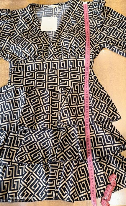 Fajna sukienka dekolt falbany