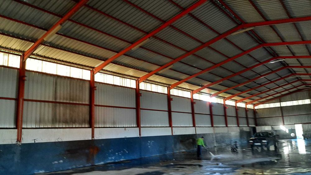 Armazem em Alcanede com 1300 m2 + 200 m2 de logradouro  e 7m de pé direito para alugar !
