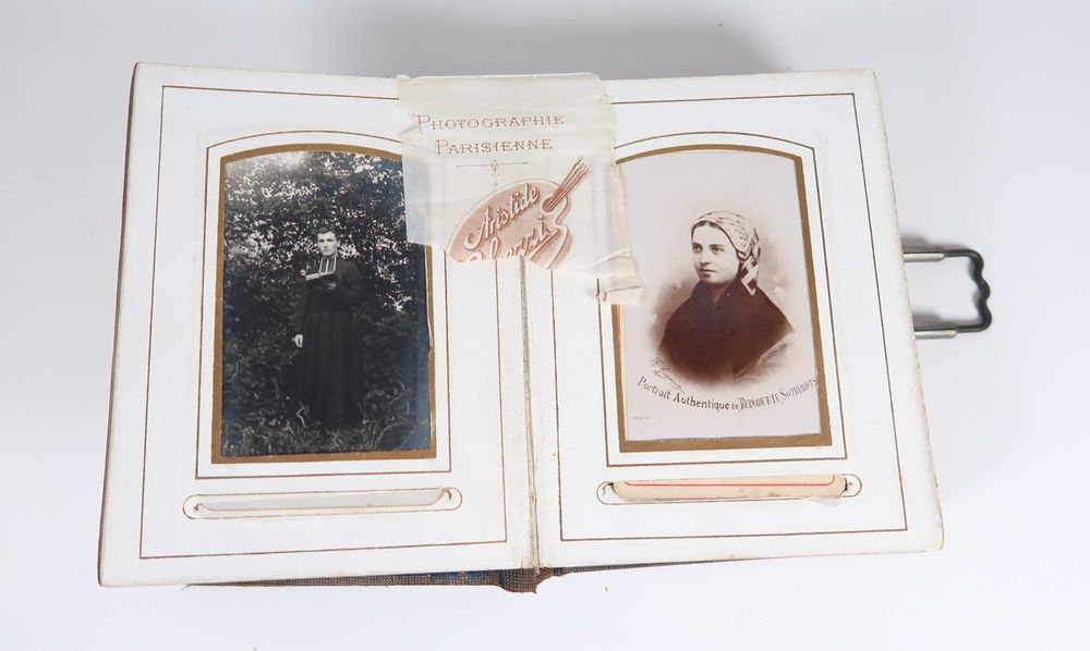 Álbum fotográfico com 16 fotografias Séc. XIX/XX