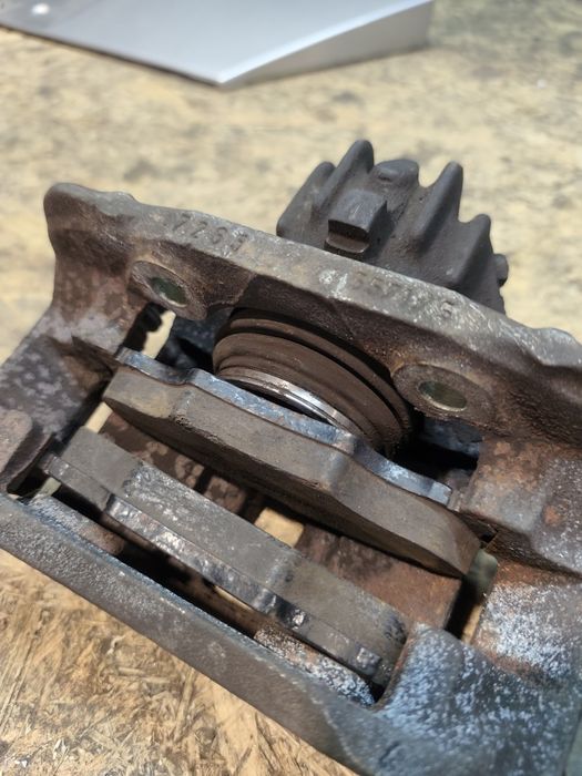 Peugeot 406 zaciski hamulcowe przód P+L