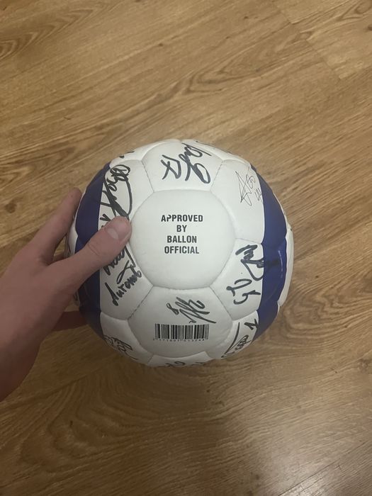 сувінірний м'яч із афтографами чорноморця сезону 2022-23