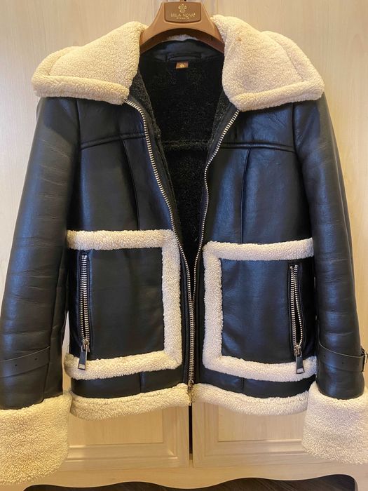 Дублянка чорного кольору з білим хутром, розмір S