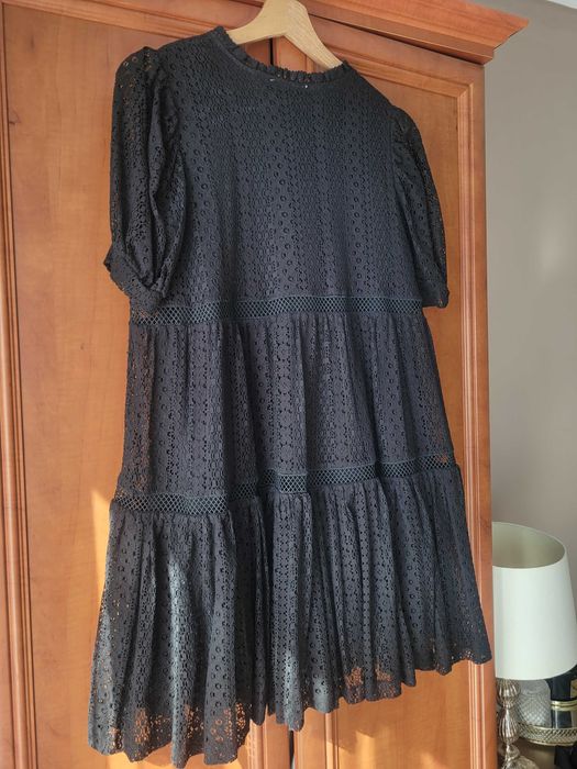 Sukienka czarna na lato koronkowa ażurowa mini krótka